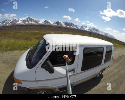 Rencontrez le couple de Britanniques qui ont parcouru le monde entier dans un camping-car pendant les huit dernières années et ont couvert suffisamment de terrain pour avoir voyagé trois fois le tour de la planète. Lauren Winslow-Llewellyn (27) et Craig Hubbard (33), tous deux de Brighton, ont fait leur chemin à travers Amérique pour les sept derniers mois dans un petit van ils appellent Daphné, une essence Dodge Ram 1500 primetime qu'ils ont acheté pour $3500. C'est seulement leur dernière aventure mais comme ils ont déjà voyagé à travers l'Australie, en Asie, au Canada, en Amérique centrale et du Sud, la Nouvelle-Zélande et l'Europe ont parcouru 75 000 milles en tota Banque D'Images