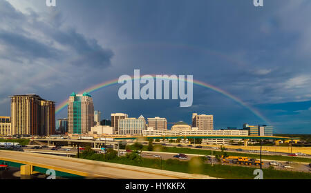 Comme un rayon d'espoir photos de l'arc-en-ciel symbole de la communauté gay sur le centre-ville d'Orlando a été libéré par un photographe local au mépris du terrorisme. Après l'attaque terroriste islamique la semaine dernière que 49 personnes de gauche à une discothèque gay mort, la ville d'Orlando, en Floride, a été aux prises avec la tragédie. Si cityscape photographe Reg Garner a décidé de sortir son image emblématique de la ville entourée par un arc-en-ciel et double arc-en-ciel. Un coup spectaculaire montre l'étonnante merveille naturelle passant de la ville la plus célèbre et la plus haute tour, 441 pieds de haut Suncrest Centre. Banque D'Images