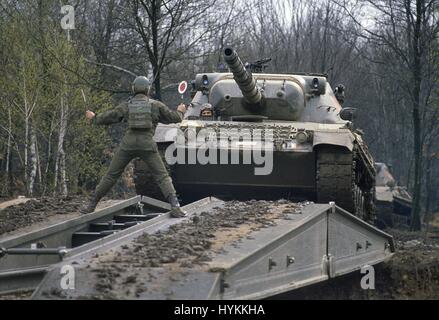 L'armée italienne, un char Leopard traverser un pont mobile posé par un pont- réservoir couche Biber Banque D'Images