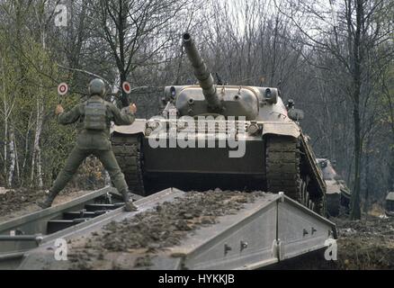 L'armée italienne, un char Leopard traverser un pont mobile posé par un pont- réservoir couche Biber Banque D'Images