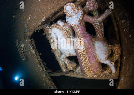 Photos sous-marines spectaculaires ont révélé les 600 pieds de long reste d'un paquebot de luxe américaine - tourné à bord de nous, qui a été coulé par des mines dans WW2. Les superbes clichés montrent la grande 13 000 tonne naufrage du SS President Coolidge au fond du Pacifique, mais les plongeurs intrépides ont surmonté les dangers de la mer profonde plongée d'épaves en s'aventurant à l'intérieur de la carcasse. Certains de l'intérieur luxueux est encore visible sous des couches de limon énorme alors que d'énormes obus ont été tirés de l'épave comme bien comme de simples objets usuels, y compris des bouteilles et pots laissé intact depuis qu'elle a coulé au large de Espiritu Santo Banque D'Images