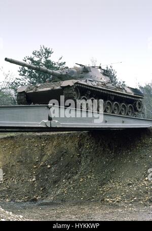 L'armée italienne, un char Leopard traverser un pont mobile posé par un pont- réservoir couche Biber Banque D'Images