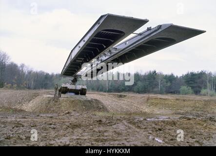 L'armée italienne, Leopard Biber bridge layer tank Banque D'Images