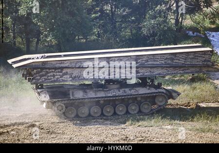 L'armée italienne, Leopard Biber bridge layer tank Banque D'Images