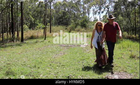 Paul et Sarah. Un ex-ingénieur de la RAF a utilisé ses compétences pour créer l'ultime Outback Retreat dans le milieu de l'après Bush australien en ont assez de leurs voisins bruyants. Des images incroyables et video show 40 pieds de long par 8 pieds de large, neuf et demi pieds de hauteur des conteneurs d'expédition ex-RAF Caporal Paul Chambers converti pour créer un accueil hors-réseau à un coût de £36 000. Paul, originaire du Lincolnshire et qui avant d'être licenciés par la Royal Air Force spécialisée dans la construction de simulateurs de vol militaire, a été inspiré pour créer l'unique maison Banque D'Images