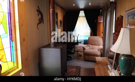 Un ex-ingénieur de la RAF a utilisé ses compétences pour créer l'ultime Outback Retreat dans le milieu de l'après Bush australien en ont assez de leurs voisins bruyants. Des images incroyables et video show 40 pieds de long par 8 pieds de large, neuf et demi pieds de hauteur des conteneurs d'expédition ex-RAF Caporal Paul Chambers converti pour créer un accueil hors-réseau à un coût de £36 000. Paul, originaire du Lincolnshire et qui avant d'être licenciés par la Royal Air Force spécialisée dans la construction de simulateurs de vol militaire, a été inspiré pour créer l'unique maison que sa femme Sara Banque D'Images