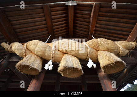 Corde de paille sacré en face de la salle de prière d'Izumo-taisha , Préfecture de Shimane, Japon Banque D'Images