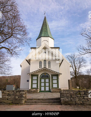 L'église blanche et ciel bleu avec des petits nuages en Norvège, vertical image Banque D'Images