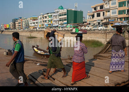 31.01.2017, mawlamyine, république de l'Union du Myanmar, en Asie - charge travailleurs produits sur un cargo à une jetée à mawlamyine. Banque D'Images