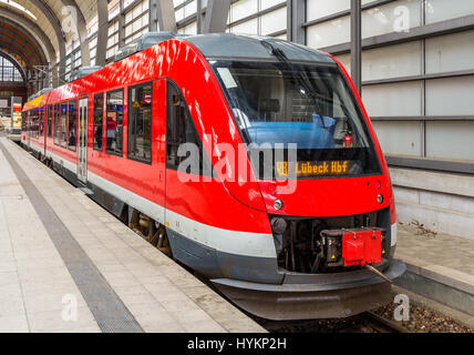 Diesel Un réseau express régional dans la gare centrale de Kiel - Allemagne Banque D'Images