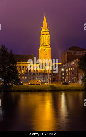 Vue de la nuit de l'hôtel de ville de Kiel, Allemagne Banque D'Images