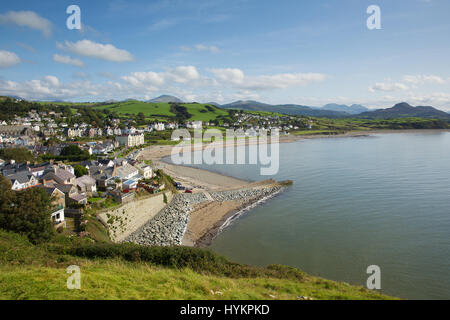 Pays de Galles Criccieth welsh coast town Gwynedd au sud de Caernarfon en été sur la baie de Cardigan Banque D'Images