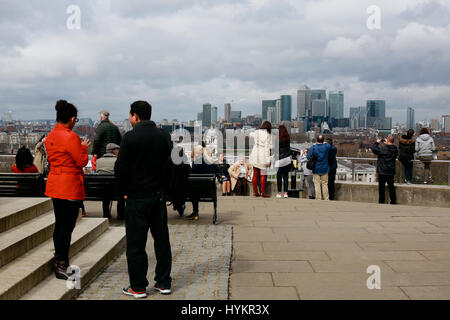 Les touristes profitant de la vue du National Maritime Museum et toits de Londres à partir du haut de la colline dans le parc de Greenwich. Banque D'Images