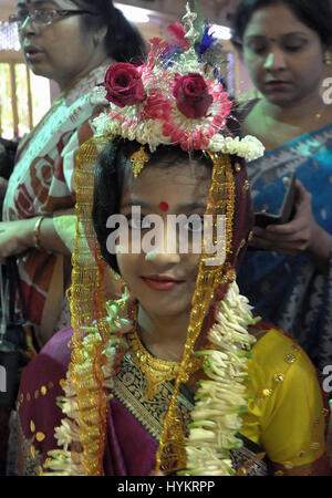 Kolkata, Inde. Le 05 Avr, 2017. Les dévots hindous Inde culte des jeunes filles comme Kumari à l'occasion de Basanti Puja festival Navratri ou Adyapith à près de Kolkata. Kumari, est la tradition de l'adoration de jeunes filles prépubères, comme des manifestations de la divine énergie féminine ou Devi dans les traditions religieuses hindoues. Credit : Saikat Paul/Pacific Press/Alamy Live News Banque D'Images