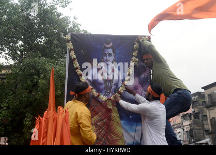 Kolkata, Inde. Le 05 Avr, 2017. Shree Ram dévots hold rally populairement connu comme  ?Sobha Yatra ? À l'occasion de Ram Navami à Kolkata avec les autres régions de l'Inde. Credit : Saikat Paul/Pacific Press/Alamy Live News Banque D'Images