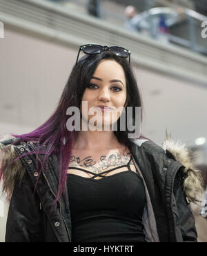 Poznan, Pologne : Visiteurs à la convention de tatouage de montrer leurs tatouages. Encré chez les hommes avec un corps entier de tatouages mesdames ayant leur plus intime décoré cette convention de tatouage est un paradis pour les amoureux de l'art corporel. Les images montrent comment les clients de la Convention de Tatouage de Poznan, Pologne aimé faire partie de l'émission - en permettant l'exposition de 300 artistes de tatouage à l'encre de leur corps. Le congrès a lieu cette semaine, du 19 mars au 20 avril. Banque D'Images