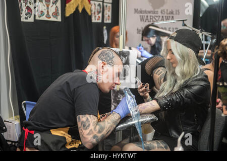 Poznan, Pologne : encré chez les hommes avec un corps entier de tatouages mesdames ayant leur plus intime décoré cette convention de tatouage est un paradis pour les amoureux de l'art corporel. Les images montrent comment les clients de la Convention de Tatouage de Poznan, Pologne aimé faire partie de l'émission - en permettant l'exposition de 300 artistes de tatouage à l'encre de leur corps. Le congrès a lieu cette semaine, du 19 mars au 20 avril. Banque D'Images