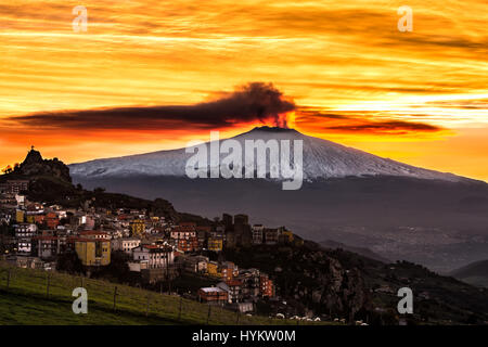 Messine, Sicile : une photo de l'Etna, à l'aube. Un champignon nucléaire-comme le dynamitage cloud de l'Etna en Sicile ont été capturé par un homme étonné. Rugissement de flammes et d'énormes panaches de fumée peut être vu pomper vers le haut de l'un des volcans les plus actifs. Les images montrent comment les résidents de Sicile vivent à l'ombre de ce monstre, la montagne qui mesure 11 000 pieds de hauteur et est l'endroit où le dieu romain du feu Vulcain, construit son atelier. Agent de Fernando Famiani Agriculture (51) de San Teodoro, Messine en Sicile cassé l'imposant Etna en Banque D'Images