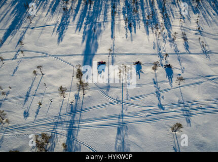La motoneige, Laponie, Suède. Photographie de drones Banque D'Images