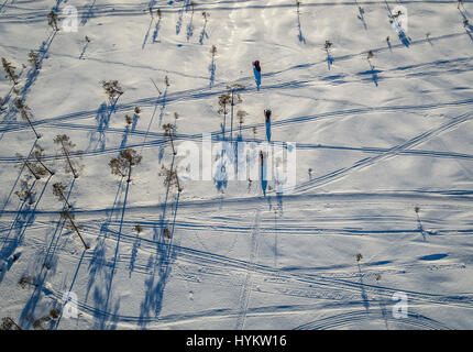 La motoneige, Laponie, Suède. Photographie de drones Banque D'Images