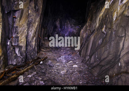 Lieu SECRET, le Pays de Galles : une voiture cimetière perdu a été capturé soixante-cinq pieds sous terre par un explorateur urbain étonné. Les images montrent jusqu'à une centaine de voitures dans divers états de décomposition à l'intérieur en cascade d'une ancienne mine d'ardoise, où ils peuvent avoir été fixant depuis 1960 lorsque la mine a été fermée. Les voitures peuvent être vue reflétée dans l'eau debout à la base de cette zone de la mine. D'autres images montrent des explorateurs urbains rendant leur voyage périlleux à travers l'obscurité, dans un endroit secret au Pays de Galles. Il Gregory Ingénieur Rivolet (31) a passé quatre heures à explorer cette improbable Banque D'Images