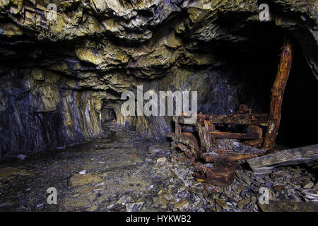 Lieu SECRET, le Pays de Galles : une voiture cimetière perdu a été capturé soixante-cinq pieds sous terre par un explorateur urbain étonné. Les images montrent jusqu'à une centaine de voitures dans divers états de décomposition à l'intérieur en cascade d'une ancienne mine d'ardoise, où ils peuvent avoir été fixant depuis 1960 lorsque la mine a été fermée. Les voitures peuvent être vue reflétée dans l'eau debout à la base de cette zone de la mine. D'autres images montrent des explorateurs urbains rendant leur voyage périlleux à travers l'obscurité, dans un endroit secret au Pays de Galles. Il Gregory Ingénieur Rivolet (31) a passé quatre heures à explorer cette improbable Banque D'Images