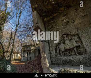 Le NORD DE LA FRANCE : un cheval figure à l'entrée d'un village fortifié construit au-dessus des tunnels par l'armée française. Un VRAI INDIANA JONES a découvert des tunnels souterrains toxiques jonchée d'explosifs pour photographier l'art magnifique de la Première Guerre mondiale, l'un des abris militaires y compris par les forces britanniques. Photos révéler sculptures sur pierre créés comme des hommages aux braves morts et leurs régiments tapissant les passages dissimulés. D'autres images montrent une chapelle de culte, un accueil et un hôpital de bataille ainsi que d'une voiture Citroen, balles et grena épars Banque D'Images