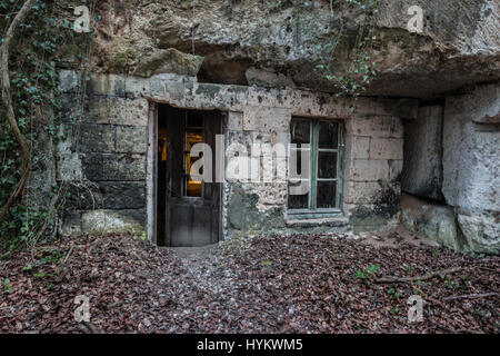 Le NORD DE LA FRANCE : un tunnel construit à regarder comme du vrai troglodyte house. Un VRAI INDIANA JONES a découvert des tunnels souterrains toxiques jonchée d'explosifs pour photographier l'art magnifique de la Première Guerre mondiale, l'un des abris militaires y compris par les forces britanniques. Photos révéler sculptures sur pierre créés comme des hommages aux braves morts et leurs régiments tapissant les passages dissimulés. D'autres images montrent une chapelle de culte, un accueil et un hôpital de bataille ainsi que d'une voiture Citroen abandonnés, des grenades et des balles éparpillées sur le sol contaminé. Photographe français Mar Banque D'Images