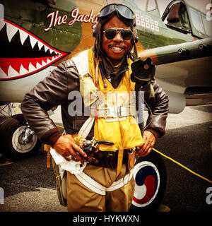 WWII Tuskegee Airman @ week-end - Reading, PA. A WW2 Trouble obsessionnel a dépensé plus de 30 000 € à 64 000 miles de voyage autour du monde sur une mission pour documenter le monde étrange de la guerre re-enactment. L'eye-popping mousquetons show WW2 fans dans une variété d'uniformes authentiques de l'époque y compris les officiers de la Luftwaffe nazie, des pilotes de la RAF et de parachutistes américains. D'autres images montrent les anciens combattants de la guerre de la vie réelle qui assistent à ces événements, y compris un Marine américain qui a été témoin de la célèbre du drapeau à Iwo Jima et un survivant de l'holocauste. Les photos ont été prises par la publicité américaine de directeur de la stratégie et de WW2 e Banque D'Images