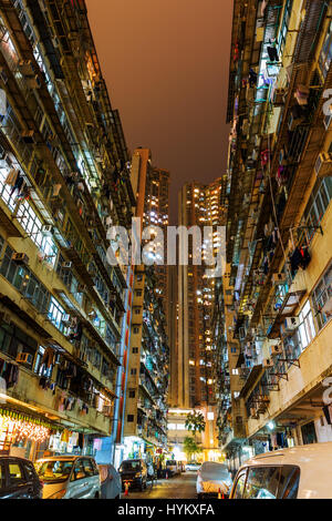 Hong Kong, Hong Kong - 11 mars 2017 : route de nuit dans une résidence à Quarry Bay. Hong Kong est l'un des mondes la plupart des centres financiers importants Banque D'Images