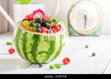 Salade de fruits tropicaux en pastèque avec des fruits Banque D'Images