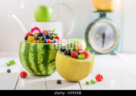 Fruits savoureux en salade de pastèque et melon dans journée d'été Banque D'Images