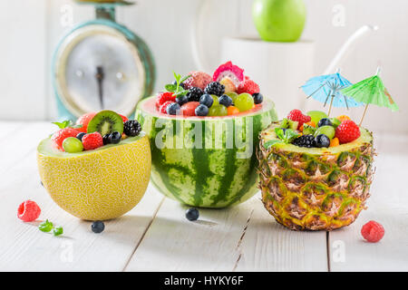 Salade de fruits délicieux dans la pastèque, melon et ananas Banque D'Images