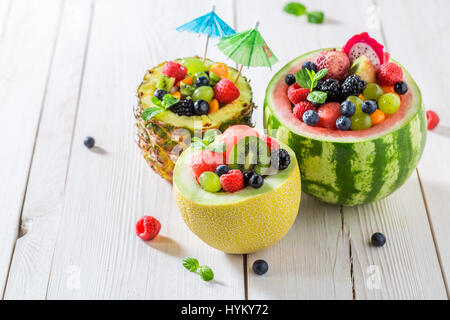 Salade de fruits délicieux avec des fruits dans le melon d'eau Banque D'Images