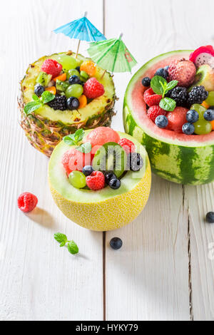 Salade de fruits exotiques en pastèque à baies Banque D'Images