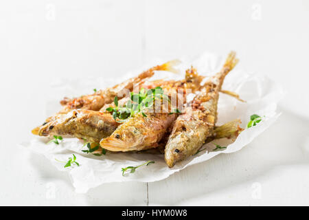 L'éperlan savoureux poisson et frites avec du sel et des herbes Banque D'Images