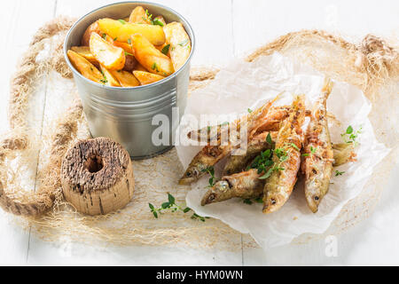 L'éperlan délicieux fish and chips aux herbes et le sel Banque D'Images