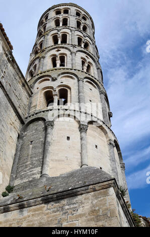 Tour fenestrelle, le campanile de l'ancienne cathédrale romane d'Uzès, dans le sud de la France Banque D'Images