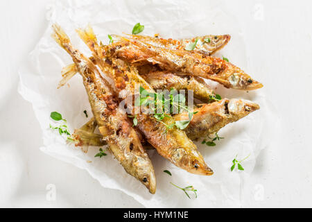 L'éperlan délicieux fish and chips avec du sel et des herbes Banque D'Images