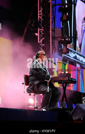 Stevland Morris alias Stevie Wonder joue lors les Jeux Olympiques Spéciaux Mondiaux Cérémonie d Ouverture au Coliseum le 25 juillet 2015 à Los Angeles, Californie. Banque D'Images