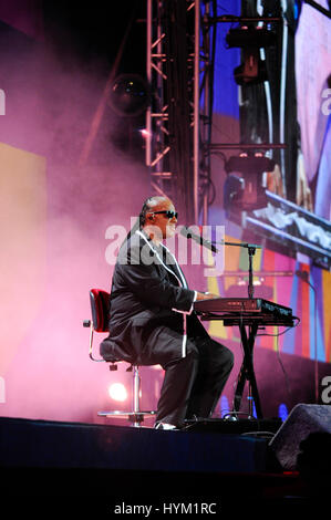 Stevland Morris alias Stevie Wonder joue lors les Jeux Olympiques Spéciaux Mondiaux Cérémonie d Ouverture au Coliseum le 25 juillet 2015 à Los Angeles, Californie. Banque D'Images