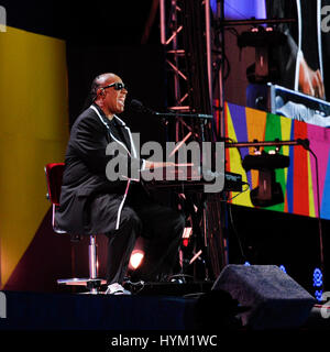 Stevland Morris alias Stevie Wonder joue lors les Jeux Olympiques Spéciaux Mondiaux Cérémonie d Ouverture au Coliseum le 25 juillet 2015 à Los Angeles, Californie. Banque D'Images