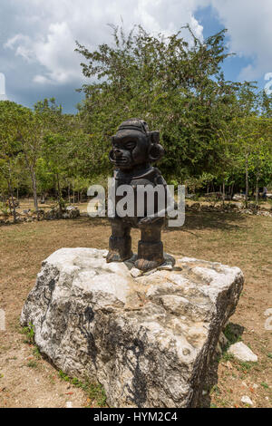 Statue d'une femme Taïno, comme vu dans la poterie Taïnos, à la réserve près d'Anthroplogical Grottes Pomier San Cristobal en République Dominicaine. Banque D'Images