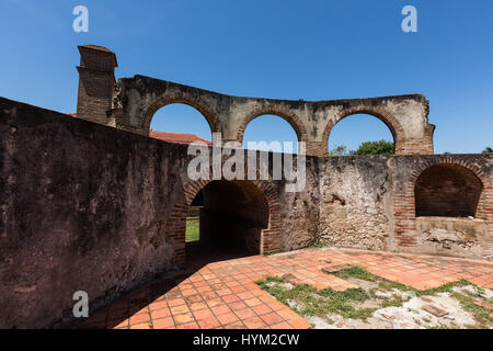 Ruines du Moulin à Sucre Nigua, ou Ingenio Boca de Nigua, construit dans les années 1600 dans la région de Nigua dans la République dominicaine. En 1796, il a été le site de la FIRS Banque D'Images