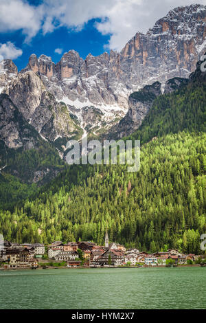 Petite ville à couper le souffle par le lac en Dolomites, Europe Banque D'Images