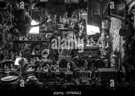 Un exposant dans son stand de produits typiques au marchés de Noël traditionnels de Bolzano, en Italie. Banque D'Images