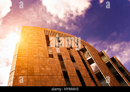 Office building vu du dessous au coucher du soleil. Image horizontale. Banque D'Images