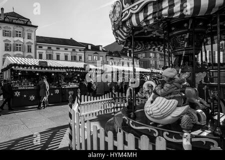 Les visiteurs assistent à au marchés de Noël traditionnels de Bolzano, en Italie. Banque D'Images