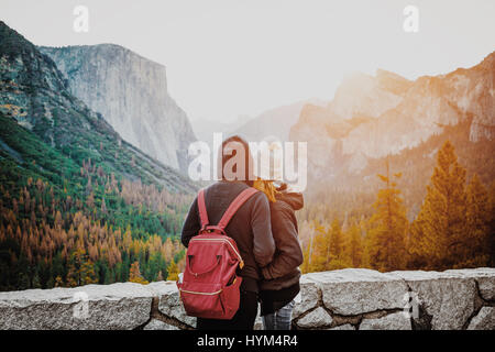 Vue romantique d'un jeune couple célèbre Tunnel View dans la belle lumière du matin au lever du soleil d'or dans la vallée de Yosemite en été avec retro vinta Banque D'Images