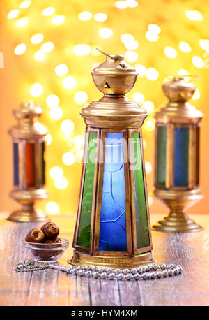 Brass Lantern traditionnelle avec dates et Rosaire sur feux de flou artistique, célébration du Ramadan Banque D'Images